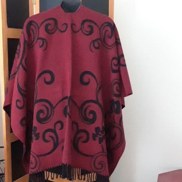 Reversible Printed Poncho w/fringes - Picture 14 of 16